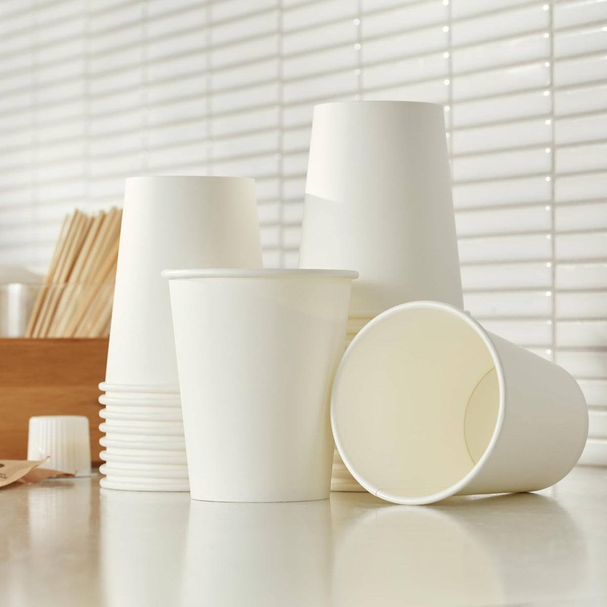 Amazon Basics Disposable Coffee Cups, 12 ounces, Paper, 1000 Count (Pack of 1), White