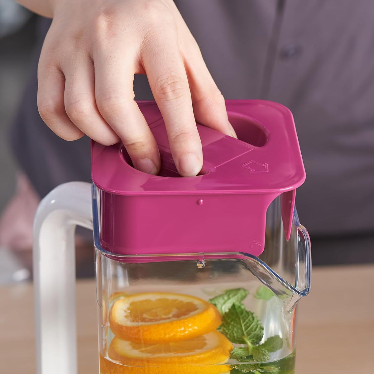 CURTA 1 Pack 2 Liters/68 oz Plastic Square Pitcher with Lid & Handle for Kitchen,ICED JUICE and Coffee Carafe Beverage Serveware, Acrylic Water Jug for Hot/Cold Drinks&lemonade