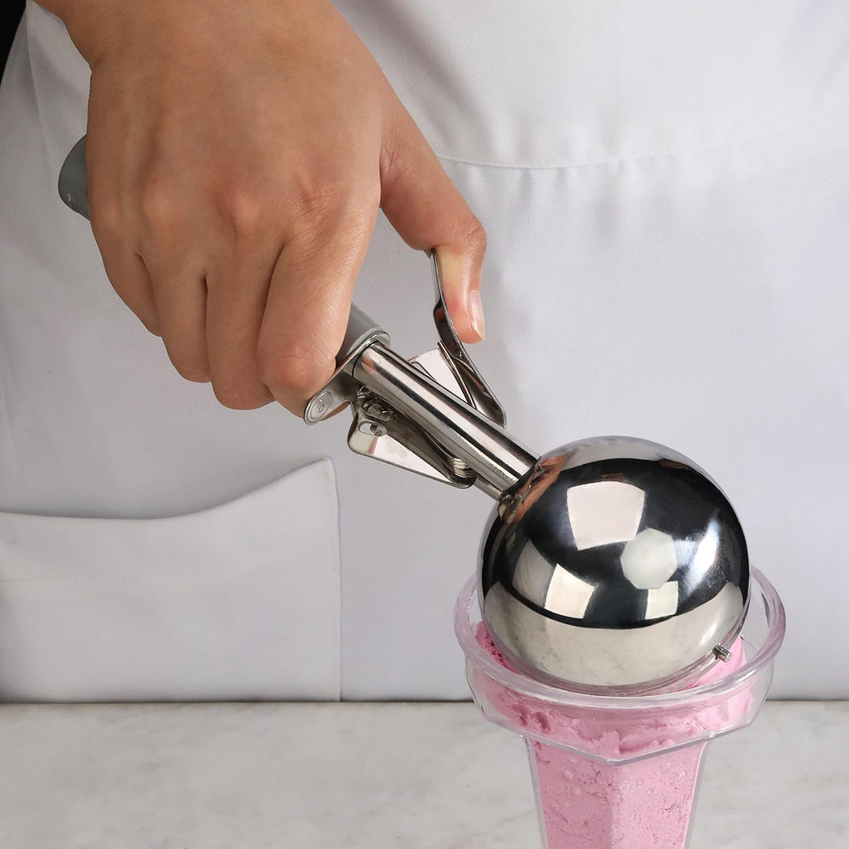 New Star Foodservice 34769 Commercial-Grade Thumb Press Food Disher/Ice Cream Scoop, 18/8 Stainless Steel, 4 oz, Size 8, Grey