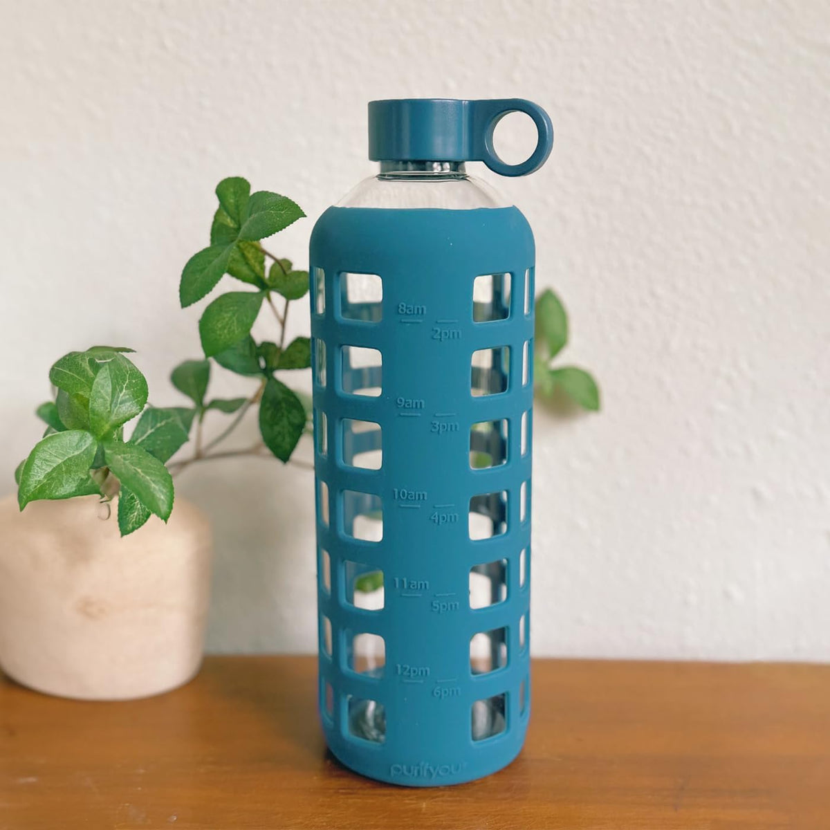 purifyou Premium 40/32 / 22/12 oz Glass Water Bottles with Times to Drink and Volume, Silicone Sleeve & Stainless Steel Lid Insert, Reusable for Fridge Water, Fruit Juice (32oz Chinese Porcelain)