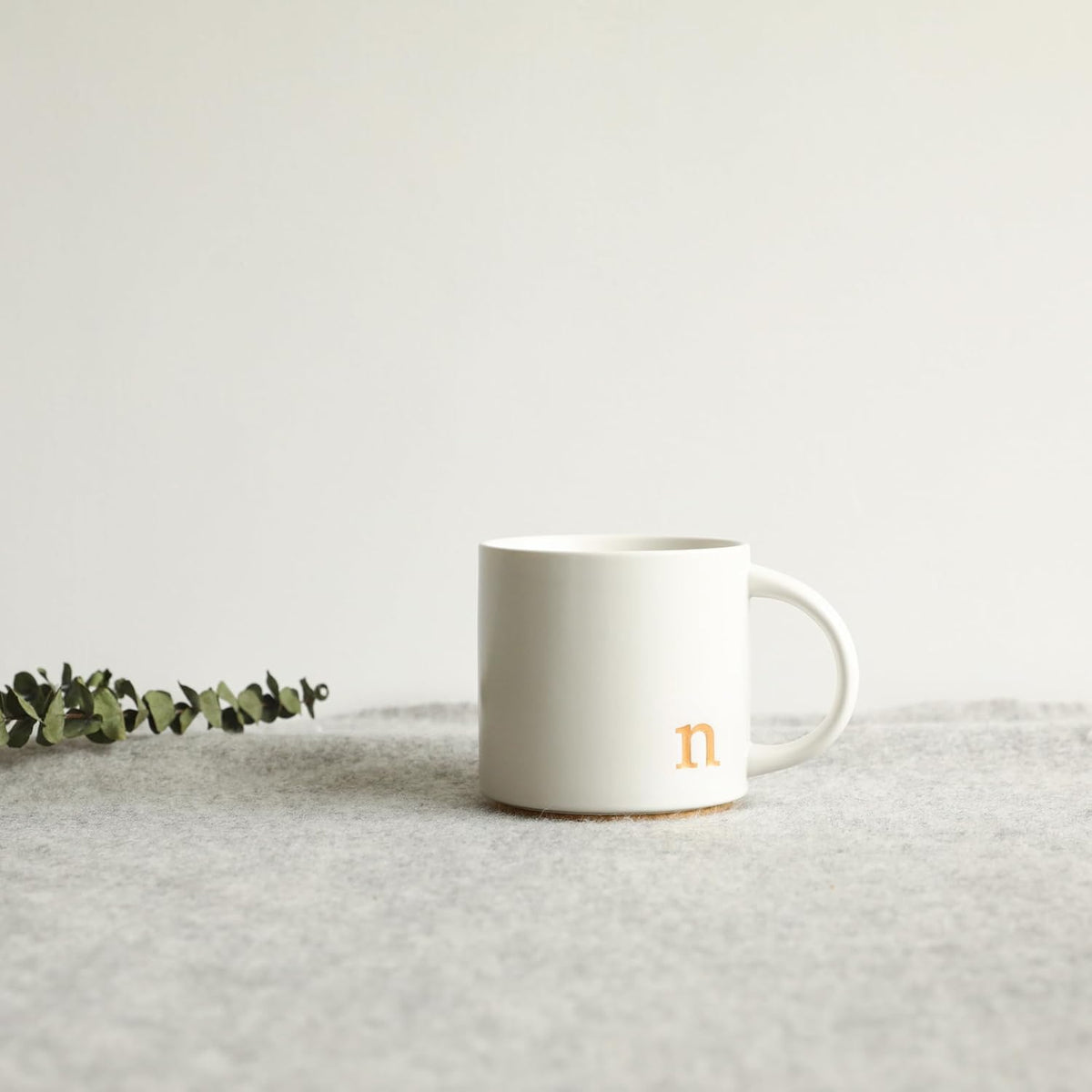 COLLECTIVE HOME - Monogram Ceramic Mugs, 15 oz Golden Initial Coffee Cups, Elegant Alphabet Tea Mugs, Elegant Personalized Mug with Gift Box, Luxurious Cups for Office and Home (n)