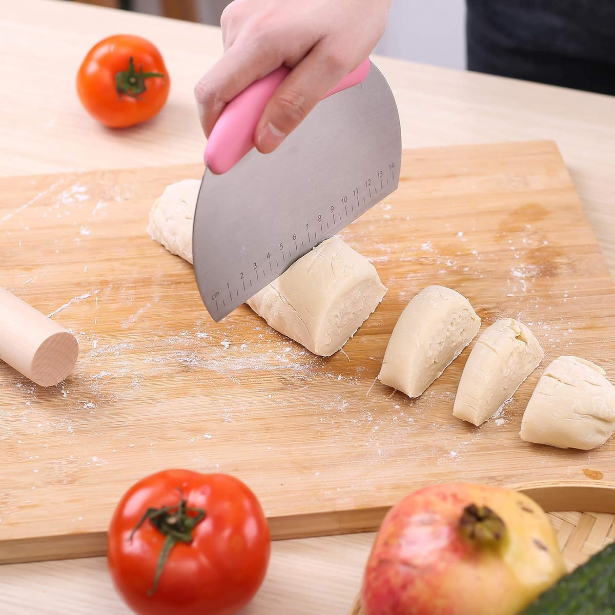 1 pcs Dough Pastry Scraper Chopper/Stainless Steel Dough Scraper Cutter with Ergonomic Rubber Non-Slip Grip/Dough Scraper Cutter/Pro Pastry Pizza Cutter Chopper (Pink)