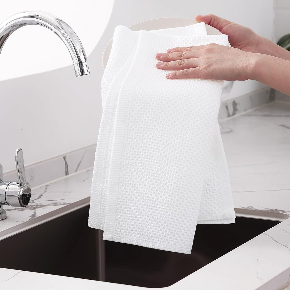 Homaxy 100% Cotton Oversized Waffle Weave Kitchen Dish Towels, Ultra Soft Absorbent Quick Drying Cleaning Towel, 20 x 28 Inches, 4-Pack, White