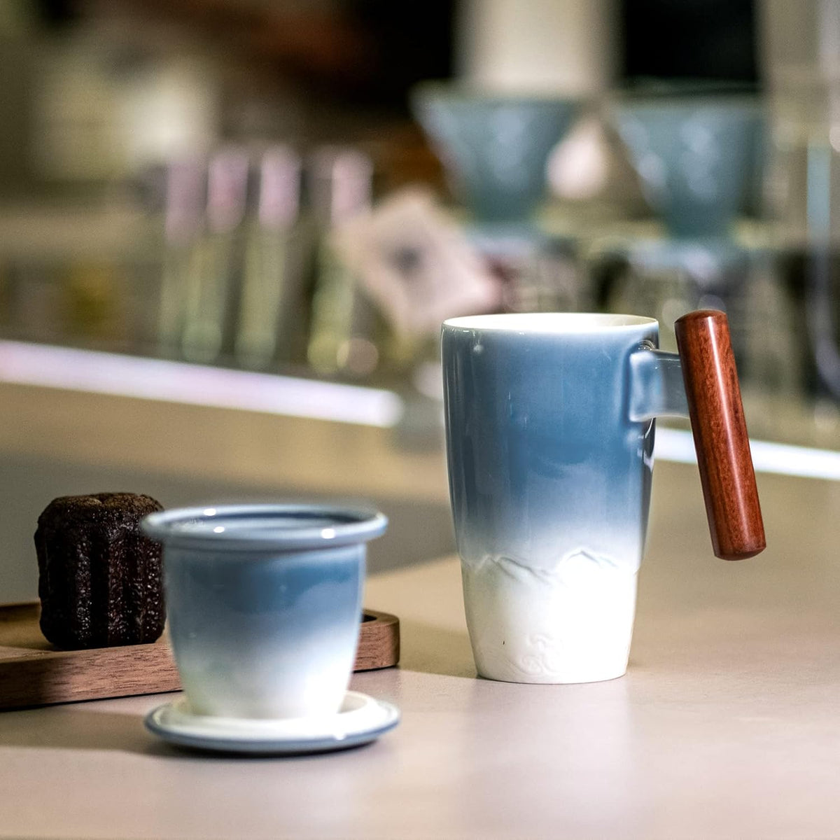 suyika Tomotime Tea Cup with Infuser and Lid 400ml Ceramic Tea Mugs Smooth Inner Wall Wooden Handle 13.5 oz,Blue