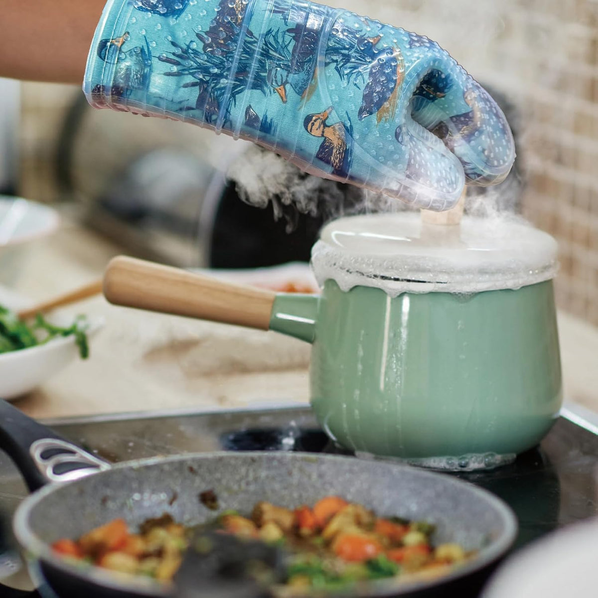Oven Mitts Set of 2 with Transparent Clear Silicone Shell and Nice Duck Printing Cotton Lining, Heat Resistant to 500 F Kitchen Oven Gloves Pot Holder for Cooking (Wathet Blue, Oven Mitts)