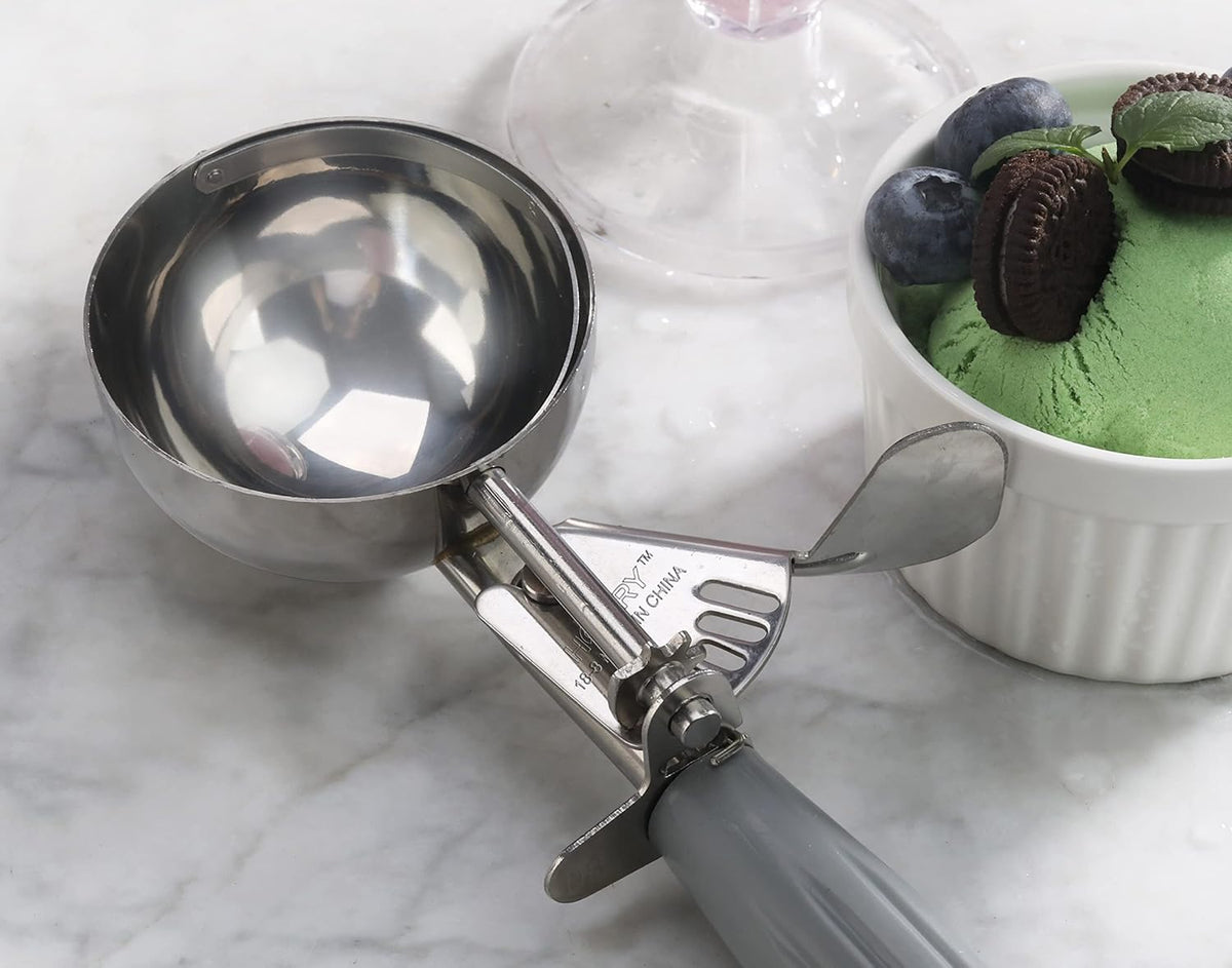 New Star Foodservice 34769 Commercial-Grade Thumb Press Food Disher/Ice Cream Scoop, 18/8 Stainless Steel, 4 oz, Size 8, Grey