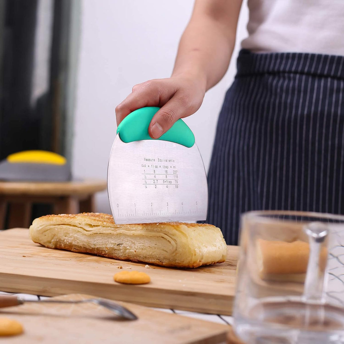 1 pcs Dough Pastry Scraper Chopper/Stainless Steel Dough Scraper Cutter with Ergonomic Rubber Non-Slip Grip/Dough Scraper Cutter/Pro Pastry Pizza Cutter Chopper (Blue-green)
