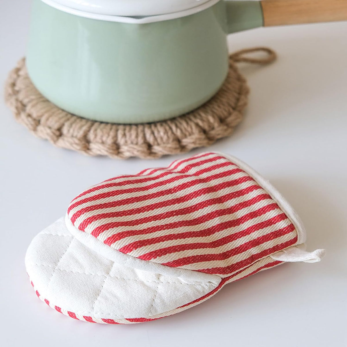 Mini Oven Mitts, Kitchen Oven Gloves Kitchen Mittens 500 Degrees Heat Resistant Baking Gloves with Hanging Loops Hot Gloves for Cooking, Baking (red)