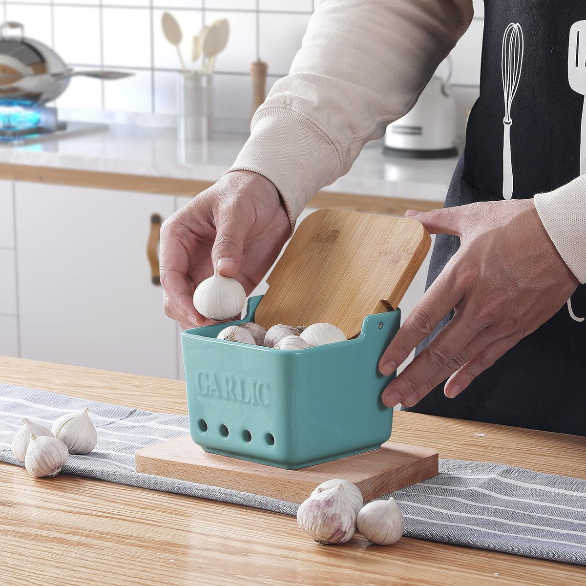 ONTUBE Garlic Keeper with Lid, Ceramic Garlic Holder Storage, Garlic Container for Kitchen, Garlic Saver to Keep Your Garlic Cloves Fresh Longer 4.7-Inch, Turquoise