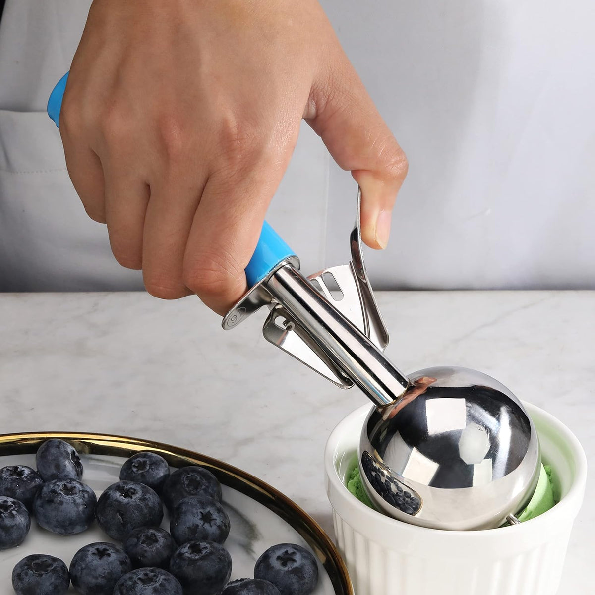 New Star Foodservice 34820 Commercial-Grade Thumb Press Food Disher/Ice Cream Scoop, 18/8 Stainless Steel, 2.75 oz, Size 16, Blue