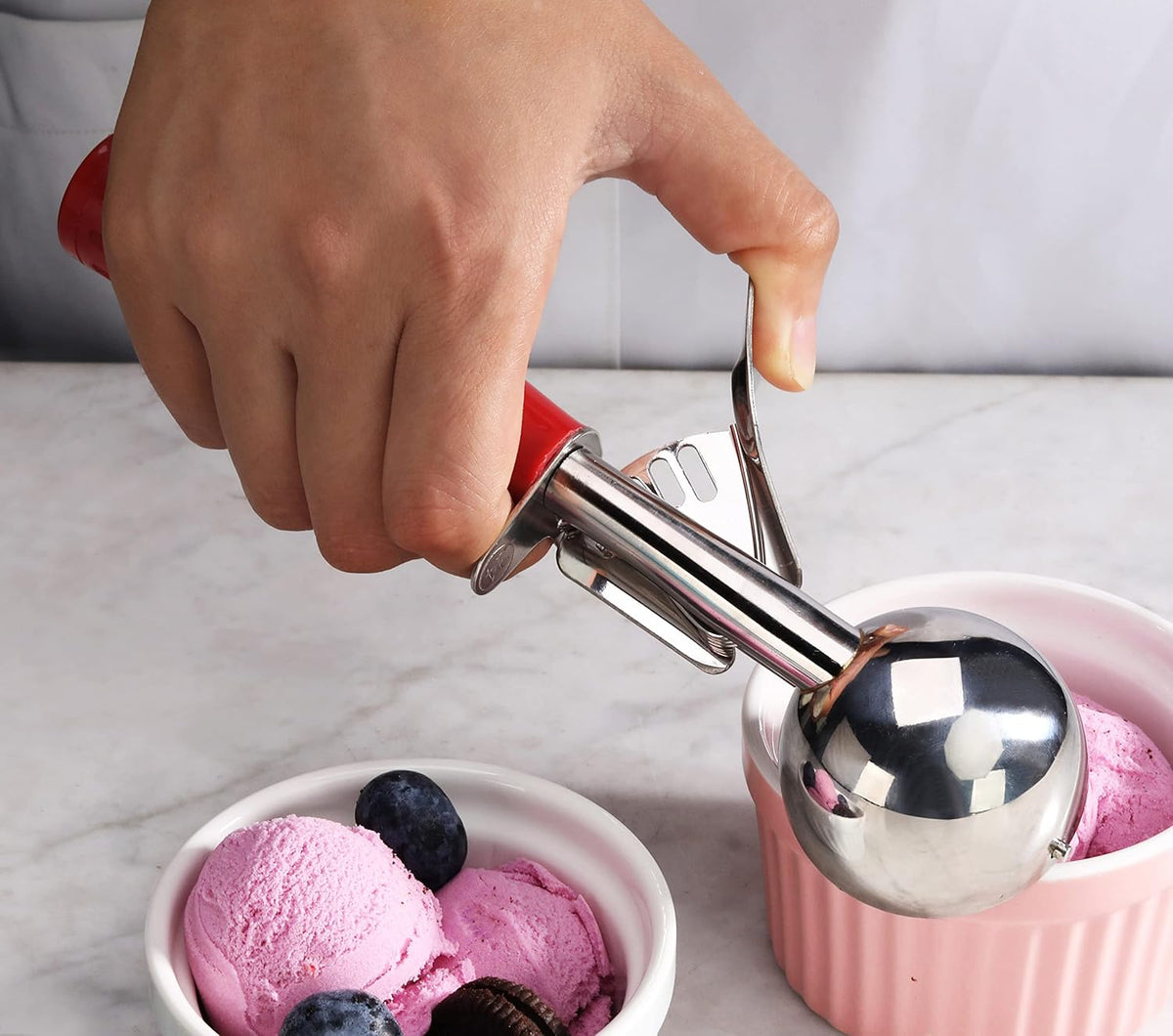 New Star Foodservice 34868 Commercial-Grade Thumb Press Food Disher/Ice Cream Scoop, 18/8 Stainless Steel, 1.75 oz, Size 24, Red