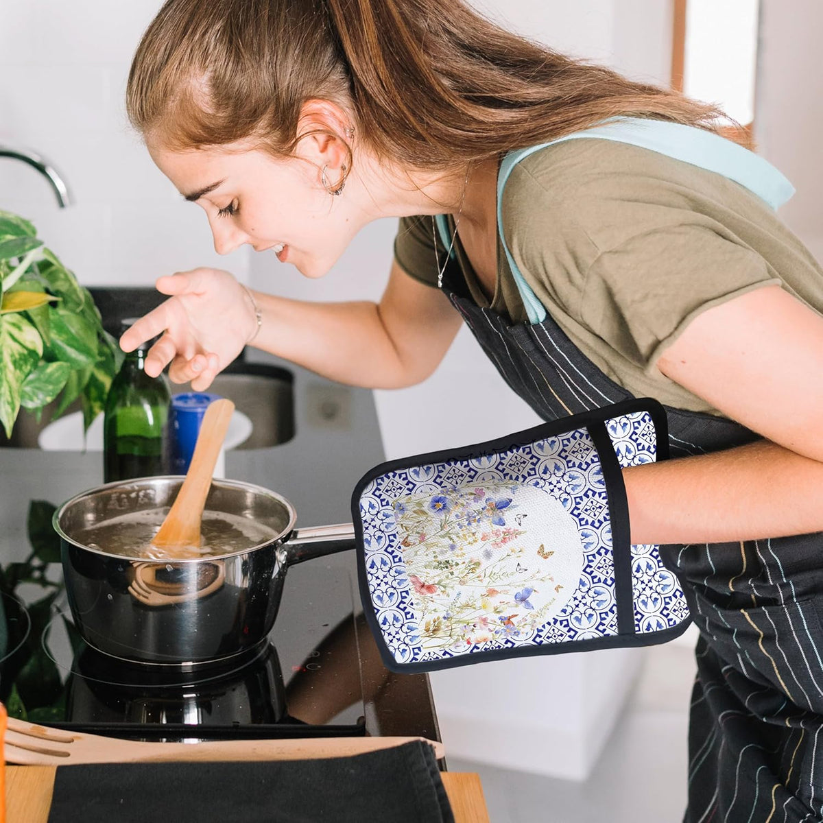 Colorful Wildflowers Floral Oven Mitts Set, Blue and White Heat Resistant Kitchen Oven Gloves for Baking and Cooking,Pot Holders